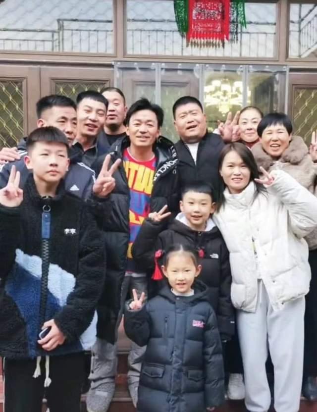 王宝强回村过年与村民合影来者不拒 （属实没架子）