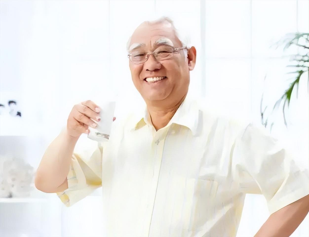 喝牛奶与不喝牛奶的老人身体的区别（喝牛奶与不喝牛奶的老人谁健康呢）