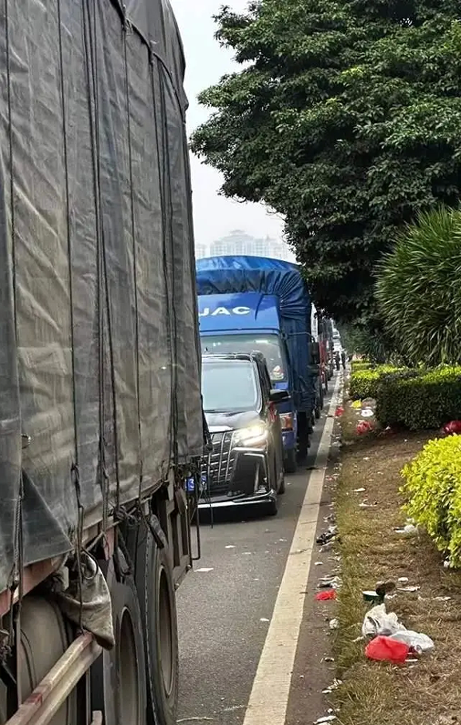 海南自驾游:3个小时挪了300米 堵了16个小时……