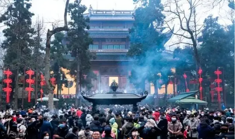 多地游客滞留景区数小时 （是怎么回事）