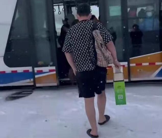 男子穿短裤从三亚回东北冻得发抖 惹得众人异样的眼光
