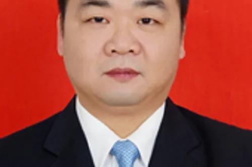 傅国平家查抄现场：现金成箱烟酒如山 （5台点钞机数5小时）