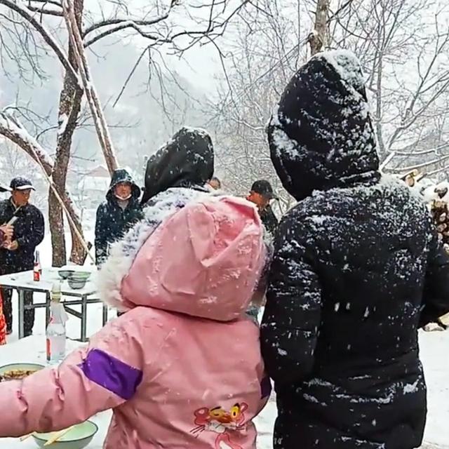 众人户外吃席8个凉菜被冻成“硬菜” 这究竟是什么样的“硬菜”？