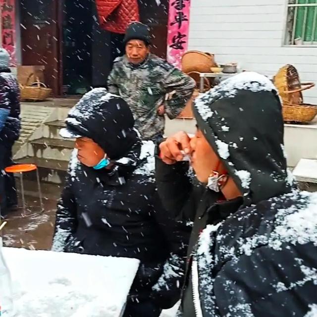 众人户外吃席8个凉菜被冻成“硬菜” 这究竟是什么样的“硬菜”？