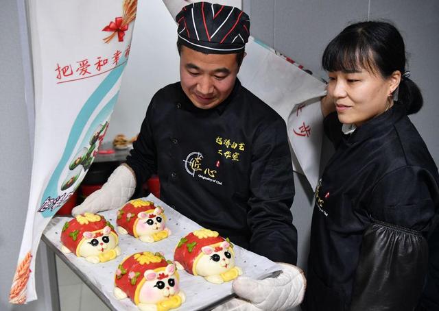 玉兔迎春 共庆佳节 （各地民众喜气洋洋）
