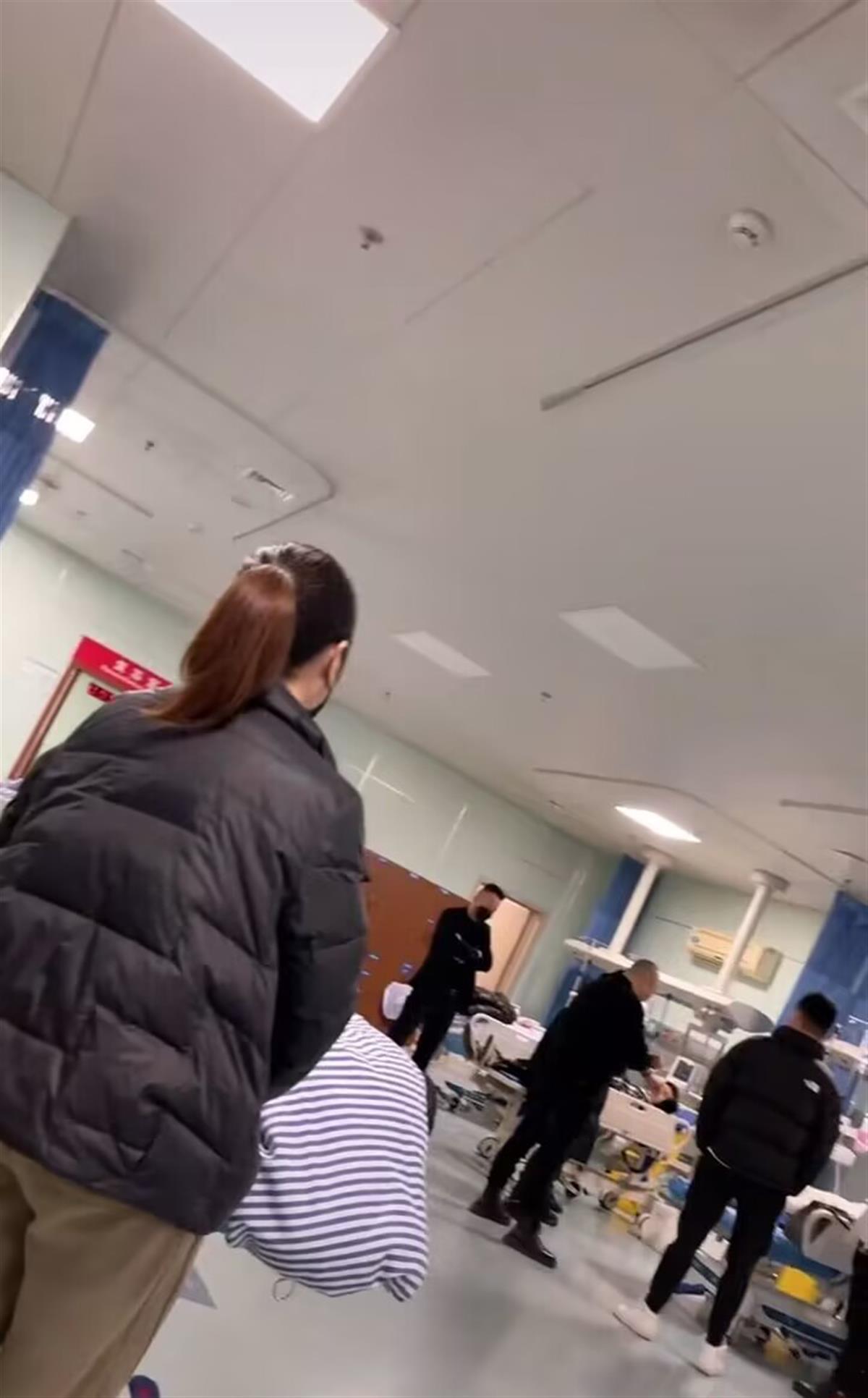 服务员将清洁剂当“橙汁”上桌 导致一桌7人到医院洗胃