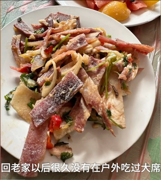 零下十几度吃席 满桌“硬菜”夹不动 （是真的吗）