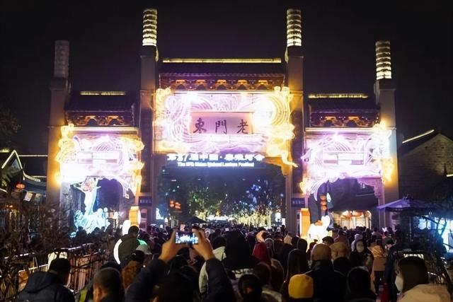 多地游客滞留景区数小时 （是怎么回事）