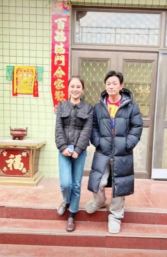 王宝强回村过年与村民合影来者不拒 （属实没架子）