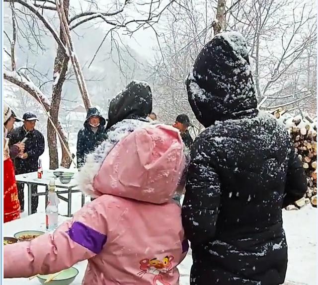 众人户外吃席8个凉菜被冻成“硬菜” 这究竟是什么样的“硬菜”？