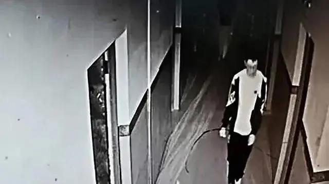法医称鞋带悬吊百斤多日可能性不大 （怎么回事）