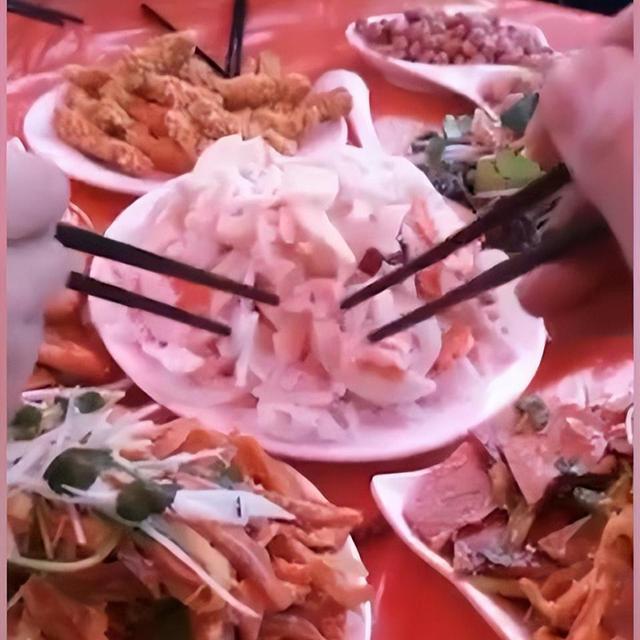 众人户外吃席8个凉菜被冻成“硬菜” 这究竟是什么样的“硬菜”？