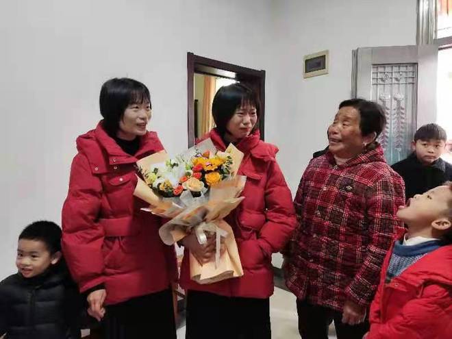 失散35年双胞胎相见 见面时泪目了