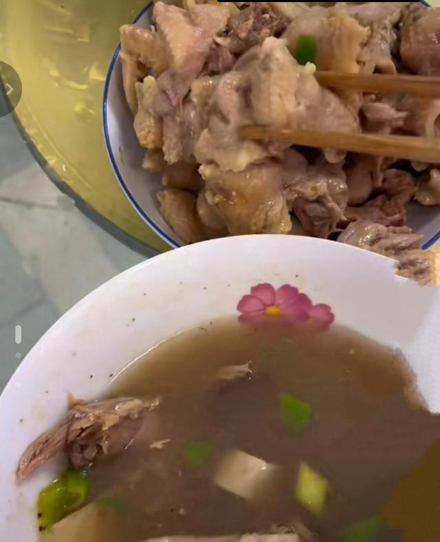 一份椒麻鸡里有23块鸡屁股 （太离谱了）