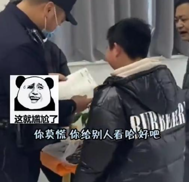 男孩丢寒假作业民警找回说抓紧写 （留给作业的时间不多了）