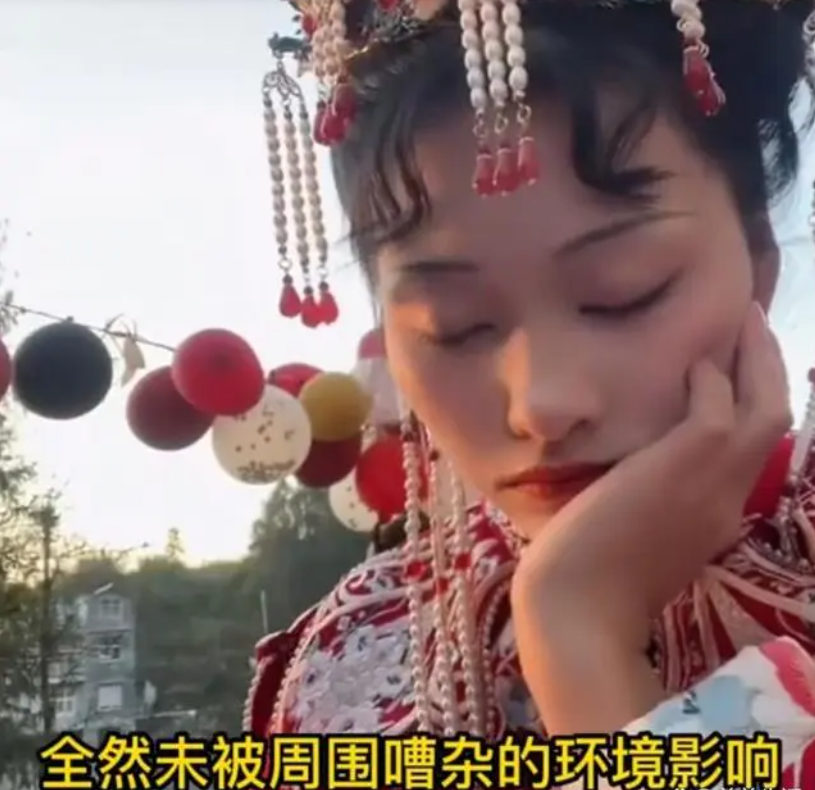 新娘吃席时原地睡着 闻到饭香才醒来 （这位新娘确实厉害了）