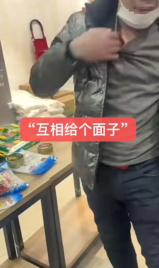 男子超市偷拿被抓 掏赃物惊呆众人 （仿佛化身百宝箱）