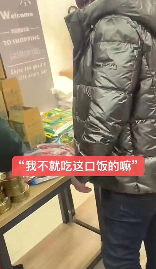 男子超市偷拿被抓 掏赃物惊呆众人 （仿佛化身百宝箱）