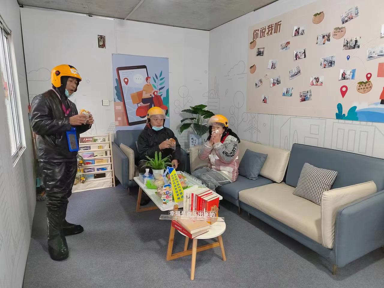 核酸采样亭被改造成骑手加油站（改造经费部分由政府出资）
