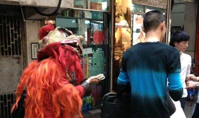湖南一舞龙队冲进女试衣间要彩头 （给20块才离开）
