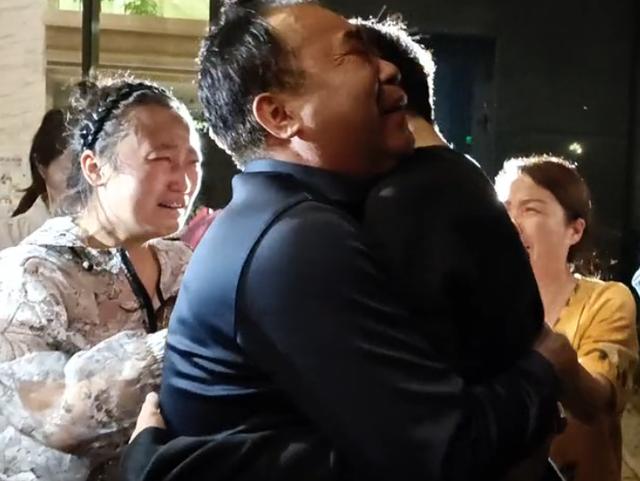 “被拐少爷”梅志强首面镜头 （并未明确表示将来会跟梅爸回江西生活）