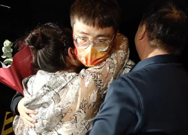 “被拐少爷”梅志强首面镜头 （并未明确表示将来会跟梅爸回江西生活）