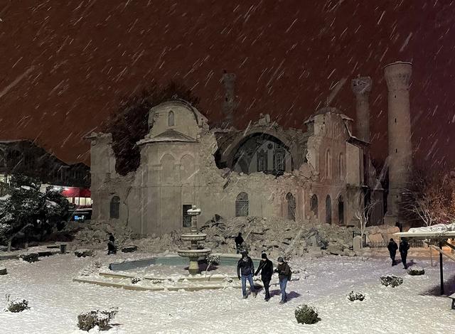 震后土耳其:大雪纷飞,余震不断 （搜救工作仍在继续）