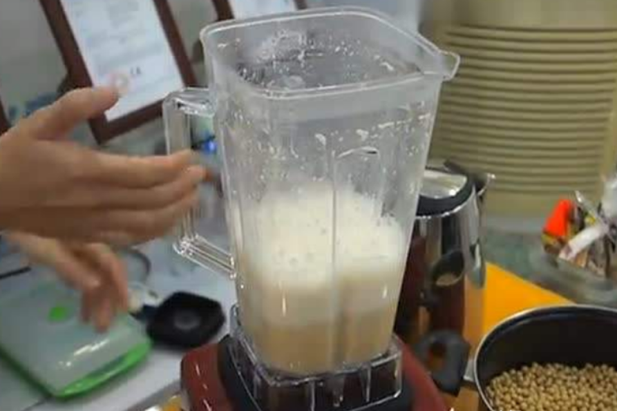 现磨豆浆的做法和配方（破壁机做豆浆的三个步骤）
