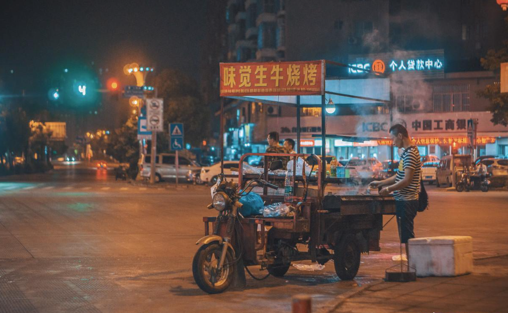 夜场门口适合摆摊卖什么（适合在夜场门口摆摊的生意）