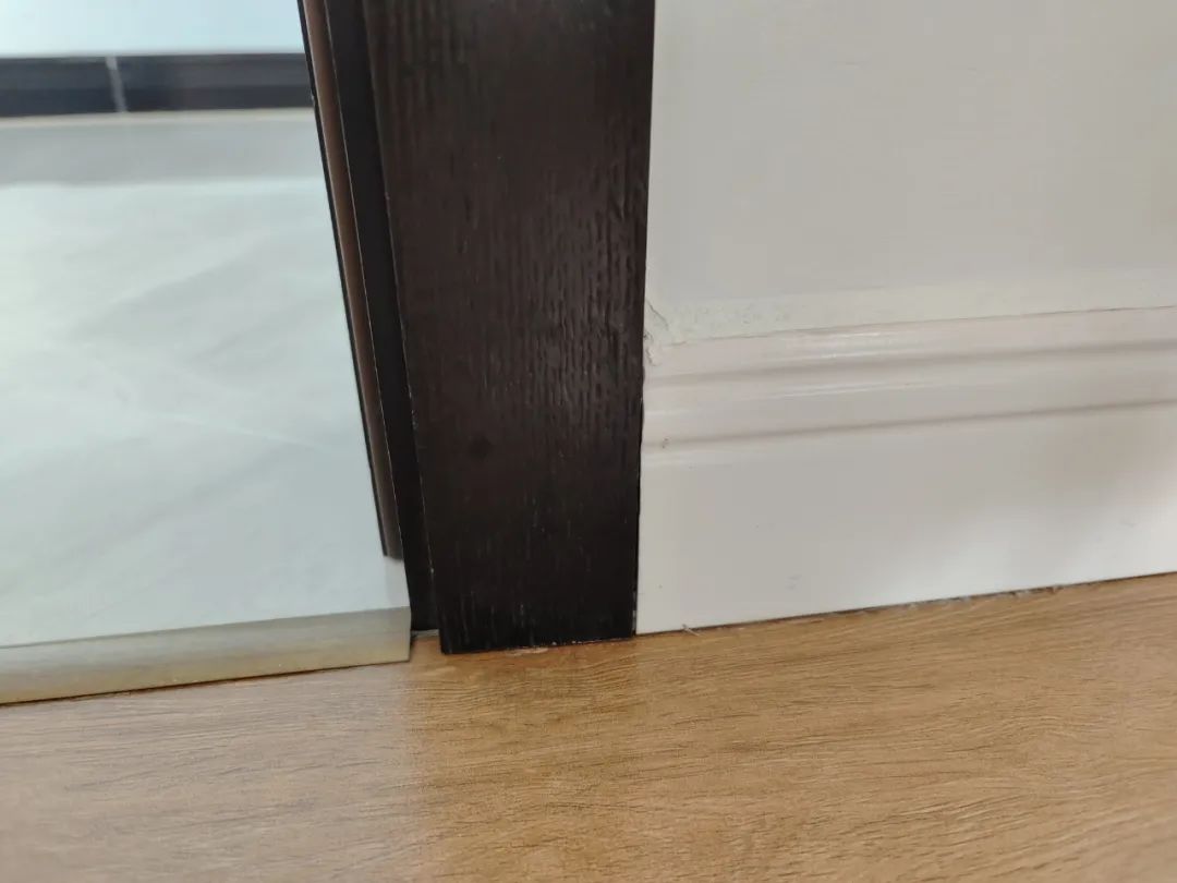 实木踢脚线怎么安装（实木踢脚线在施工时与其他方面的衔接要注意的细节）