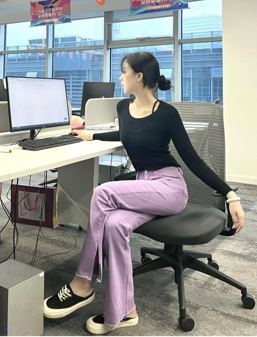 女生黑色上衣配什么颜色的裤子（女生黑色上衣配什么颜色的裤子好看）