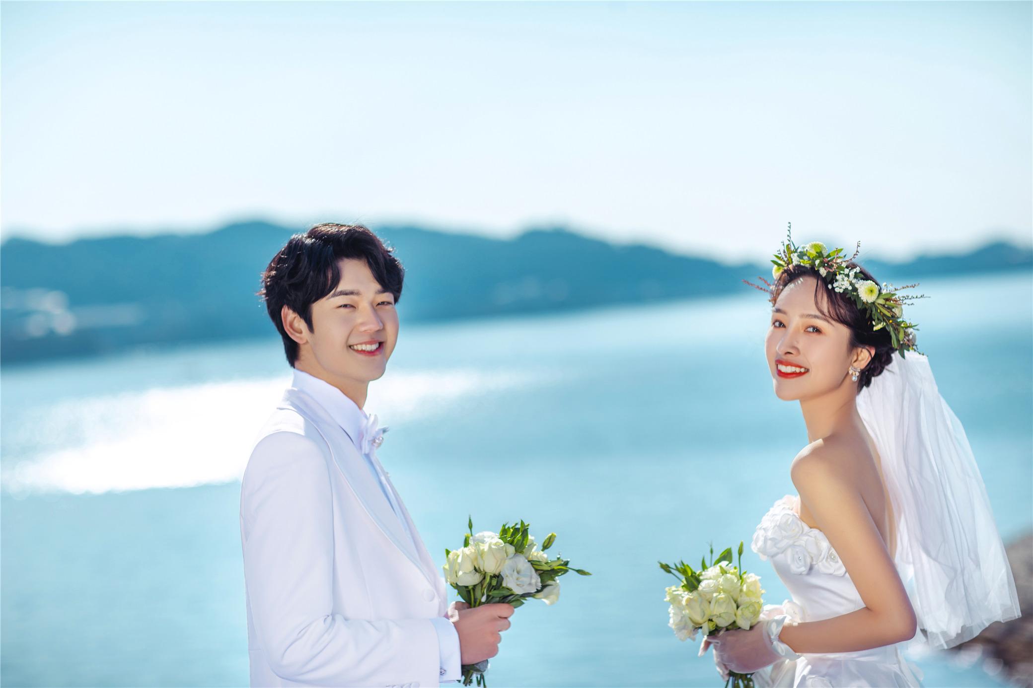 情侣拍婚纱照多少钱（情侣拍婚纱照的费用是多少）