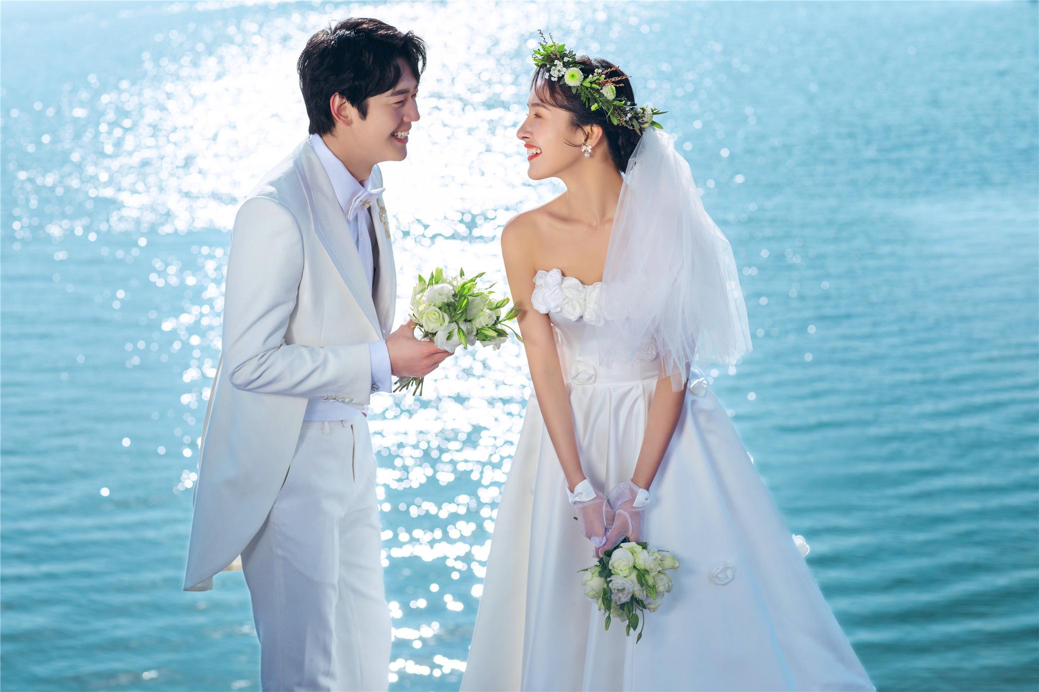 情侣拍婚纱照多少钱（情侣拍婚纱照的费用是多少）