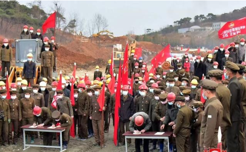 为抗击美国 朝鲜1天80万人报名参军（朝鲜全国各地的报名参军或复队队伍在不断增加）