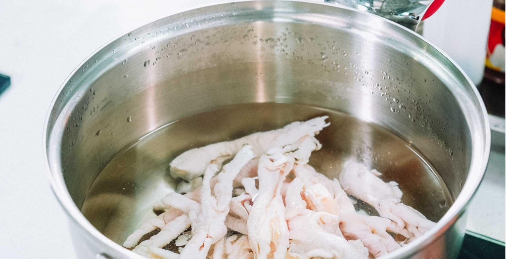 柠檬鸡爪制作方法配料和步骤（制作网红柠檬鸡爪都需要哪些材料）