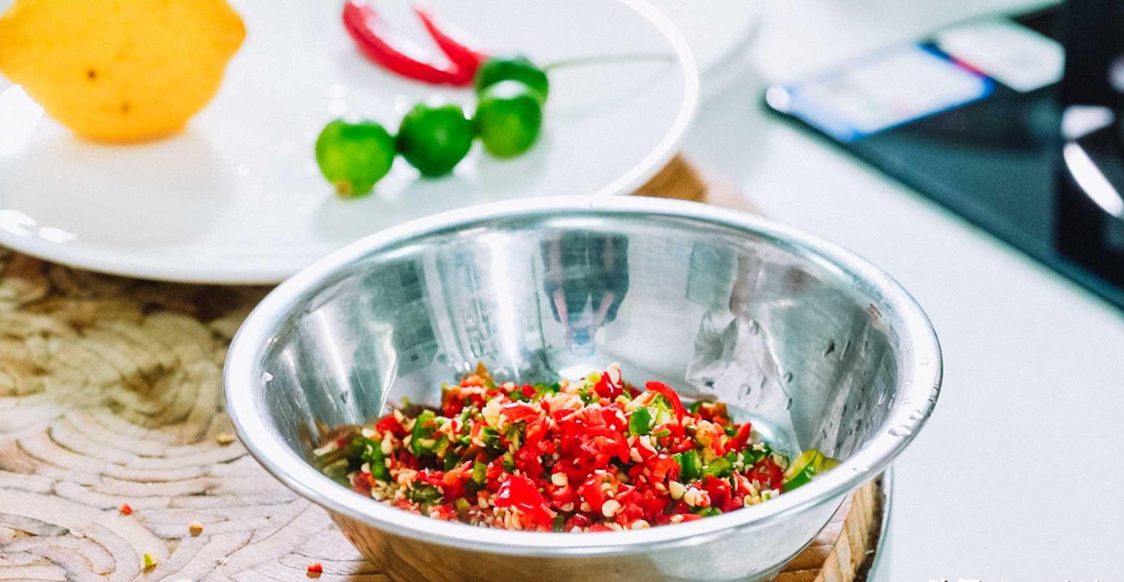柠檬鸡爪制作方法配料和步骤（制作网红柠檬鸡爪都需要哪些材料）