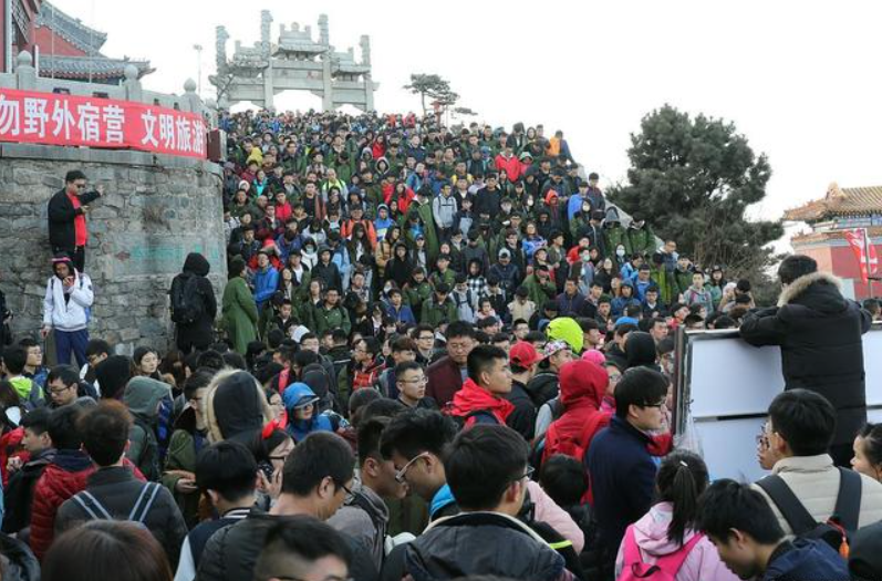 泰山游客爆满 山脚堵到山顶（游客从山脚“堵”到山顶寸步难行）