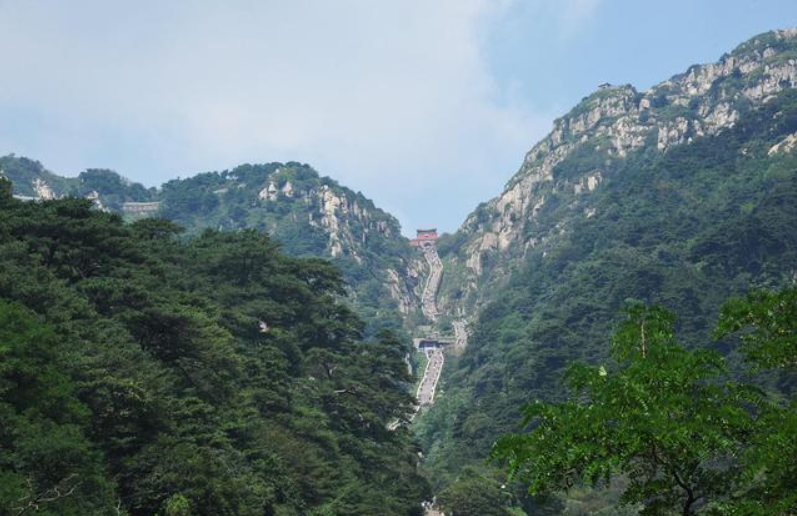 泰山游客爆满 山脚堵到山顶（游客从山脚“堵”到山顶寸步难行）