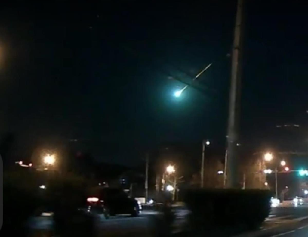 多地现不明飞行物:闪光时黑夜变白昼（专家：可能是火流星，比较罕见）