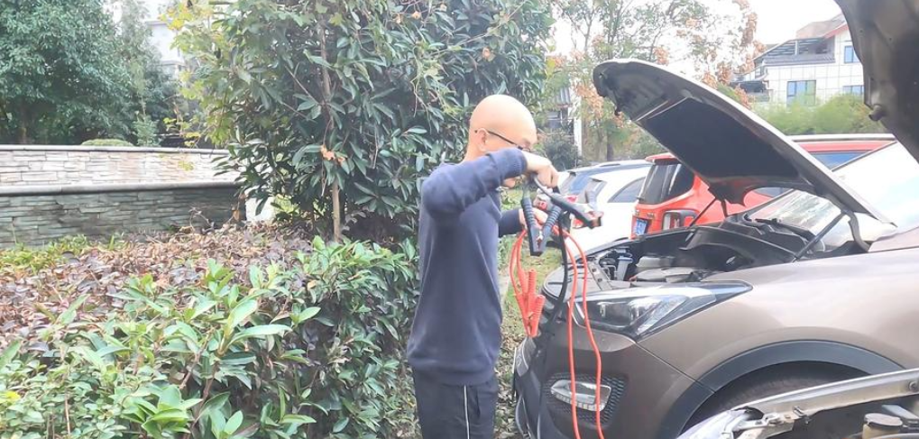 汽车电瓶没电了怎么办自己能解决吗（两种汽车没电搭电启动的方法）