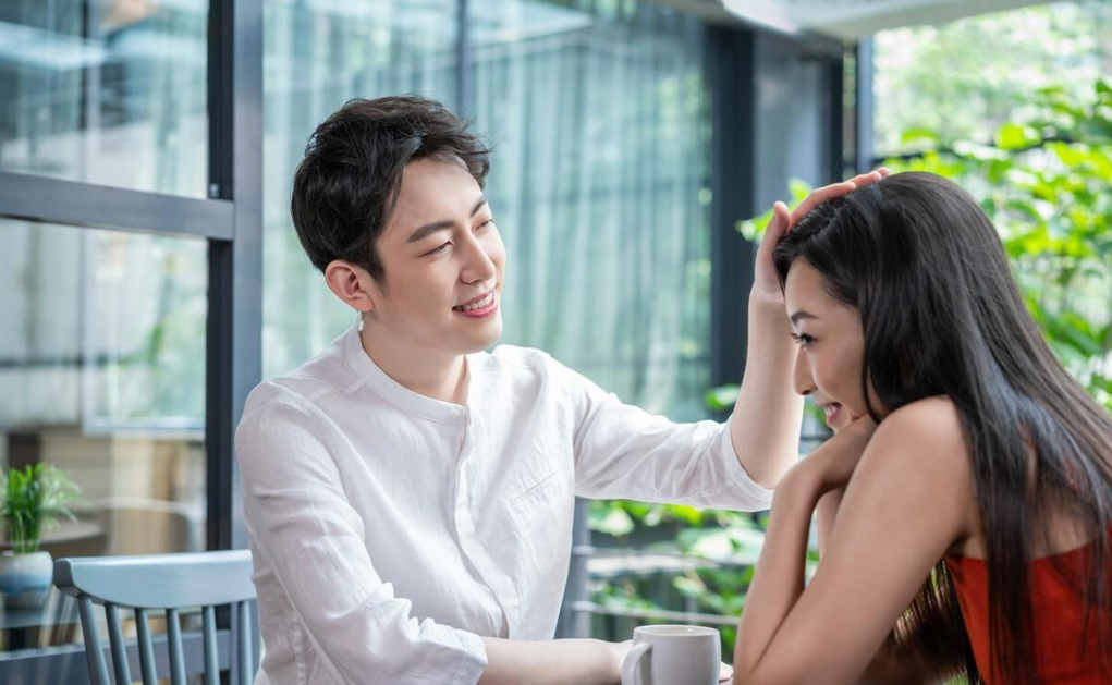 男朋友摸自己女朋友的头意味什么（男生摸女生头有什么含义吗）