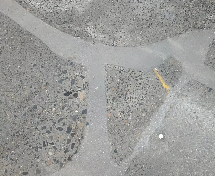 水泥路面起砂怎么修复快（水泥路面起砂修复的三种方法）