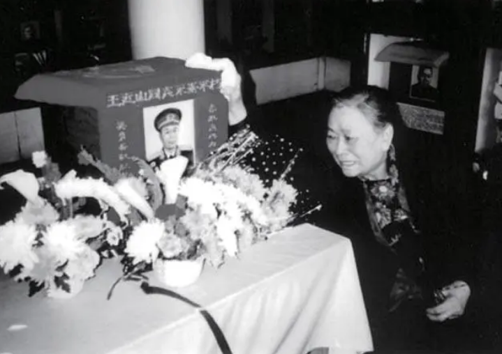 李云龙原型结局（1978年李云龙原型王近山逝世，为什么不让前妻参加追悼会）