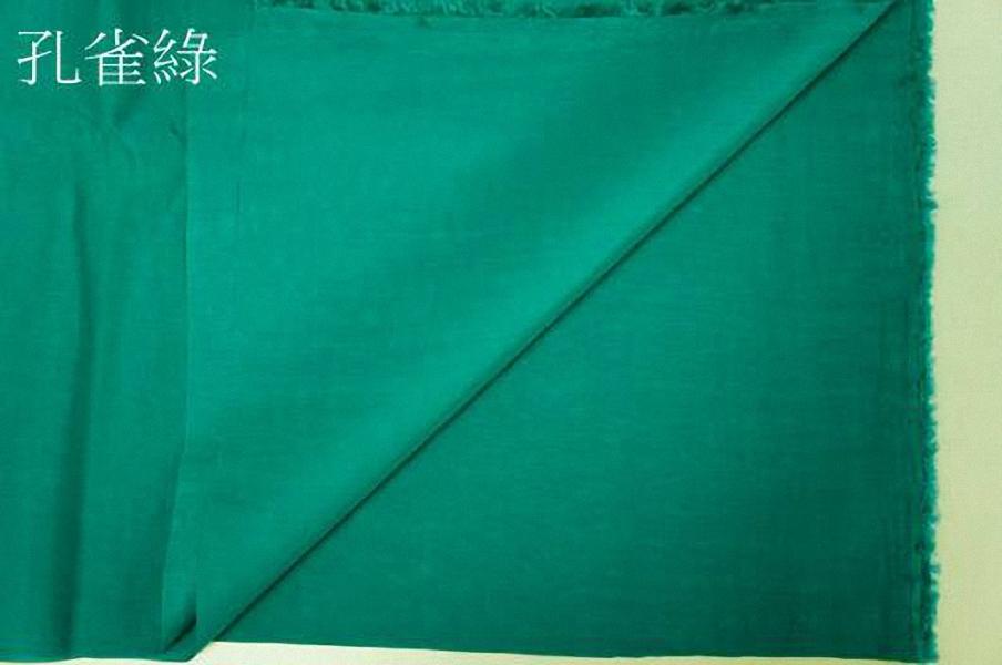 孔雀绿搭配什么颜色（孔雀绿色裙子该怎么搭配上衣呢）