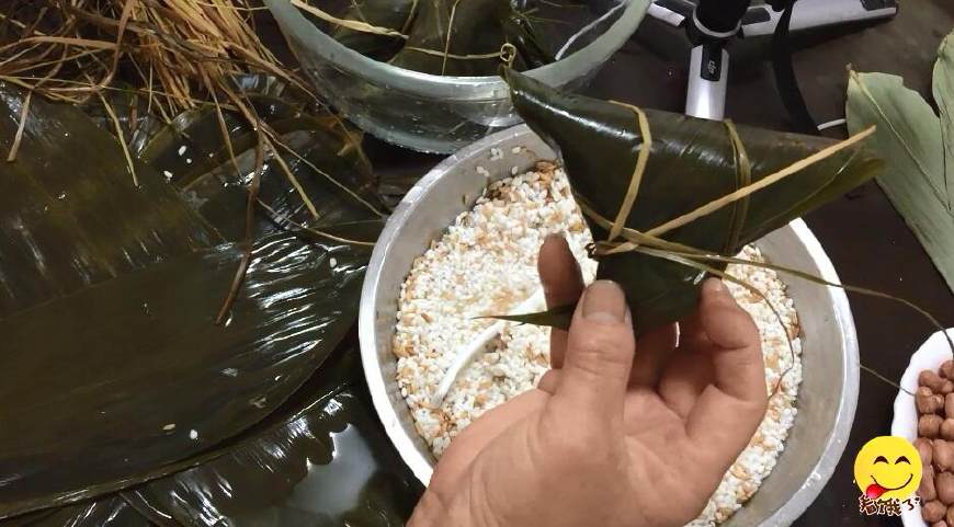怎么做粽子需要详细过程（包粽子的详细做法教程）